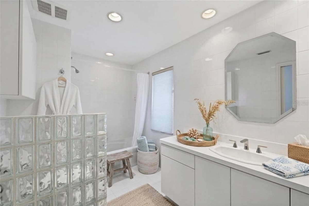 2918 AVENUE — photo 17 of 59