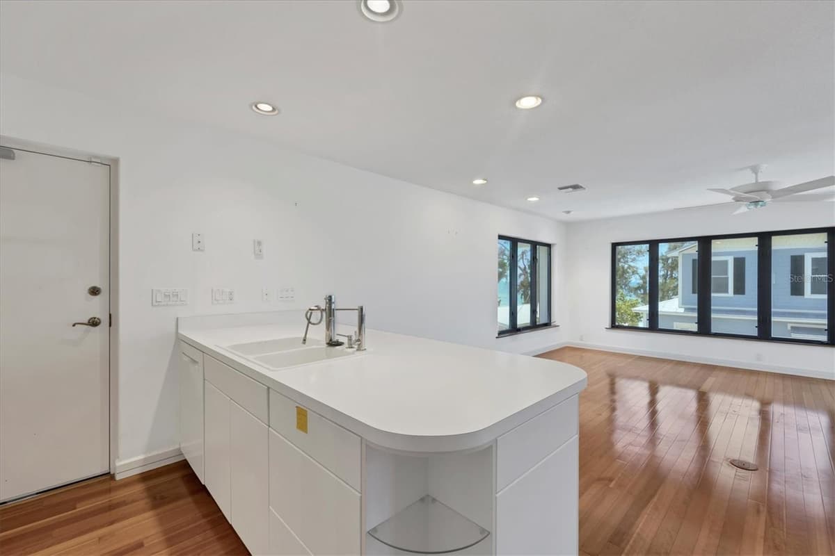 2918 AVENUE — photo 21 of 59