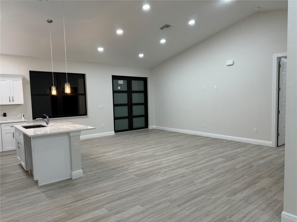 20296 RUTHERFORD AVENUE — photo 4 of 32