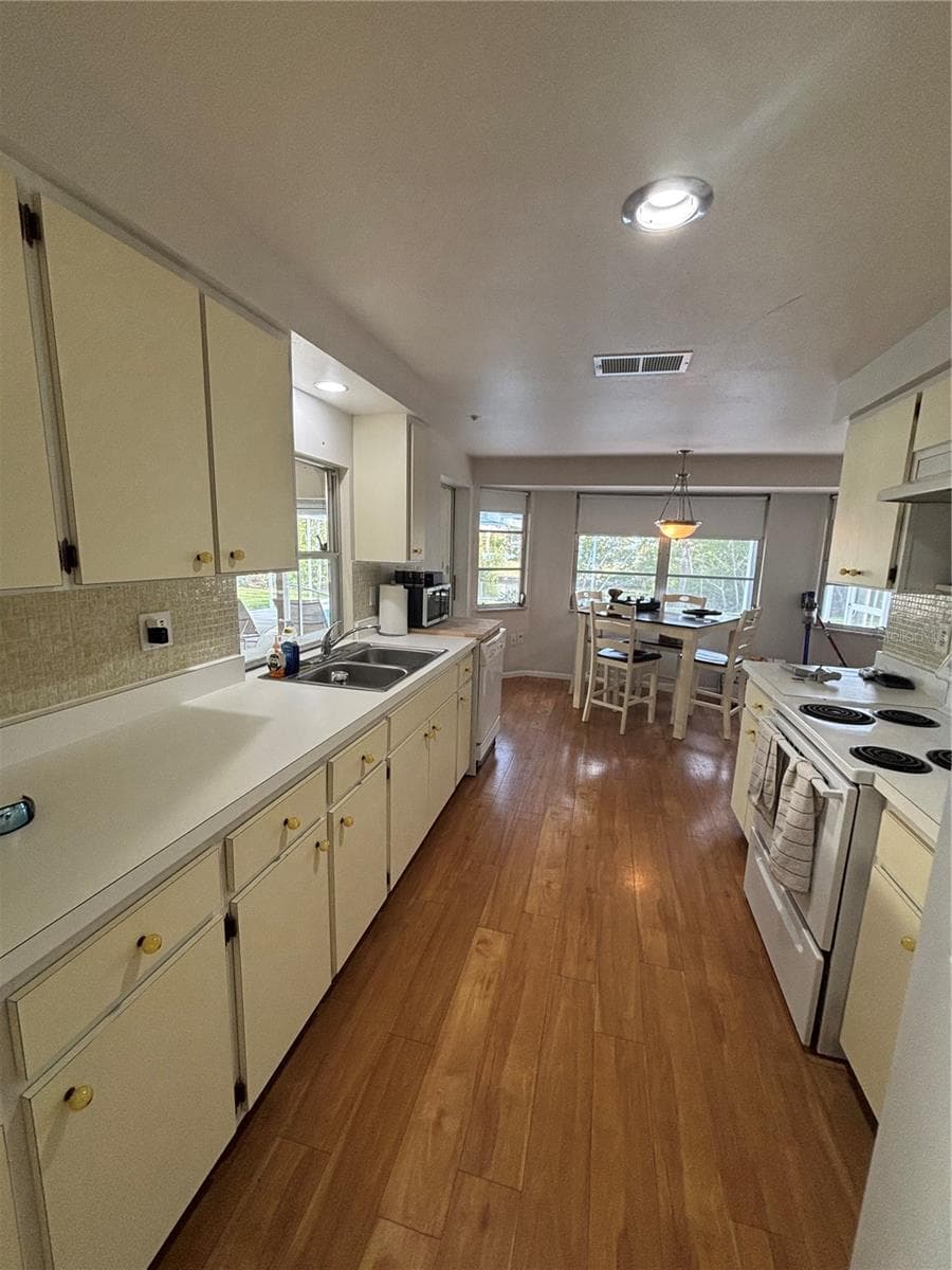 4411 DOLPHIN LANE — photo 5 of 21