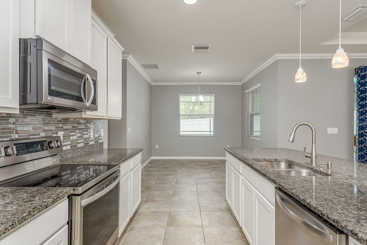 13637 BLYTHEWOOD DRIVE — photo 12 of 44