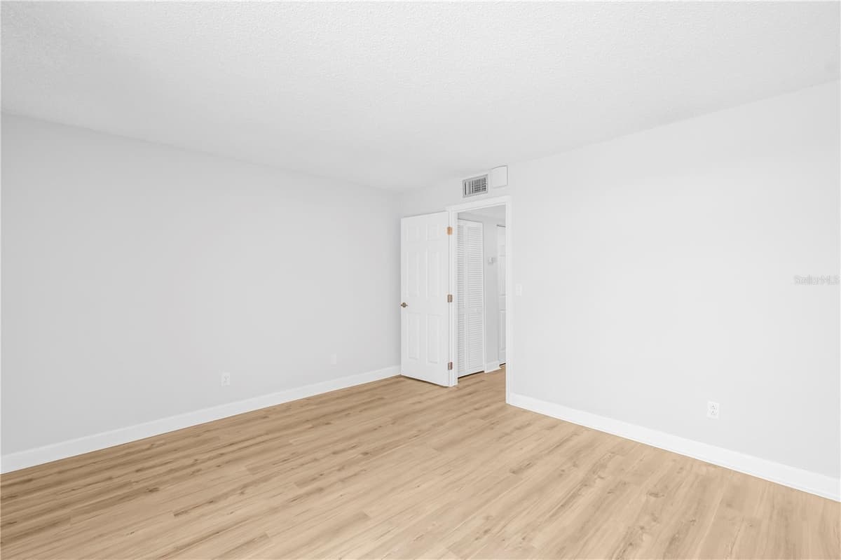 7625 SUN ISLAND DRIVE — photo 14 of 50