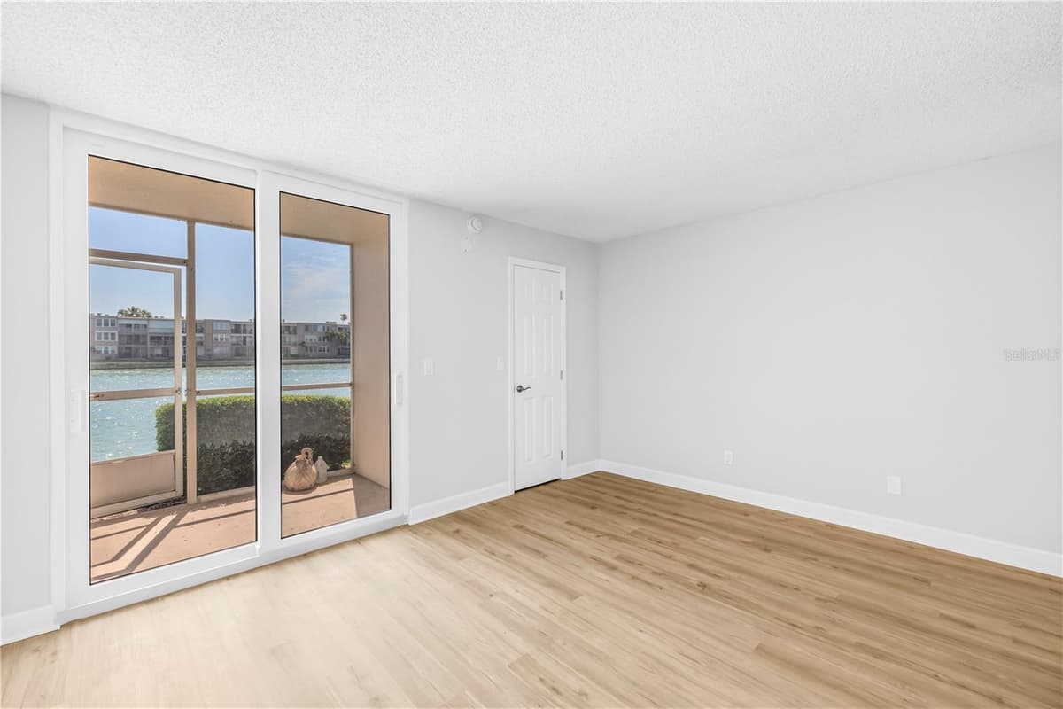 7625 SUN ISLAND DRIVE — photo 12 of 50