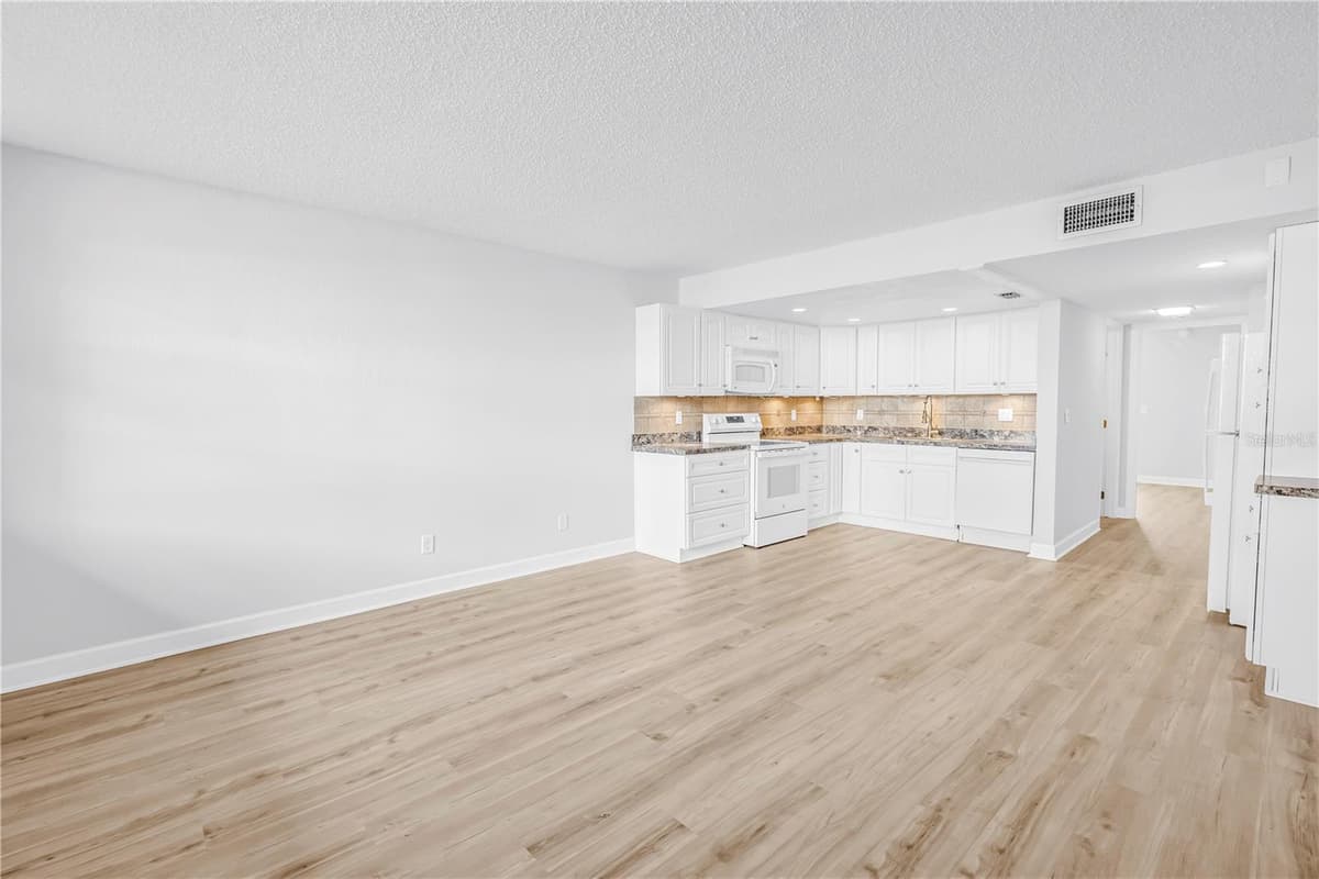 7625 SUN ISLAND DRIVE — photo 9 of 50