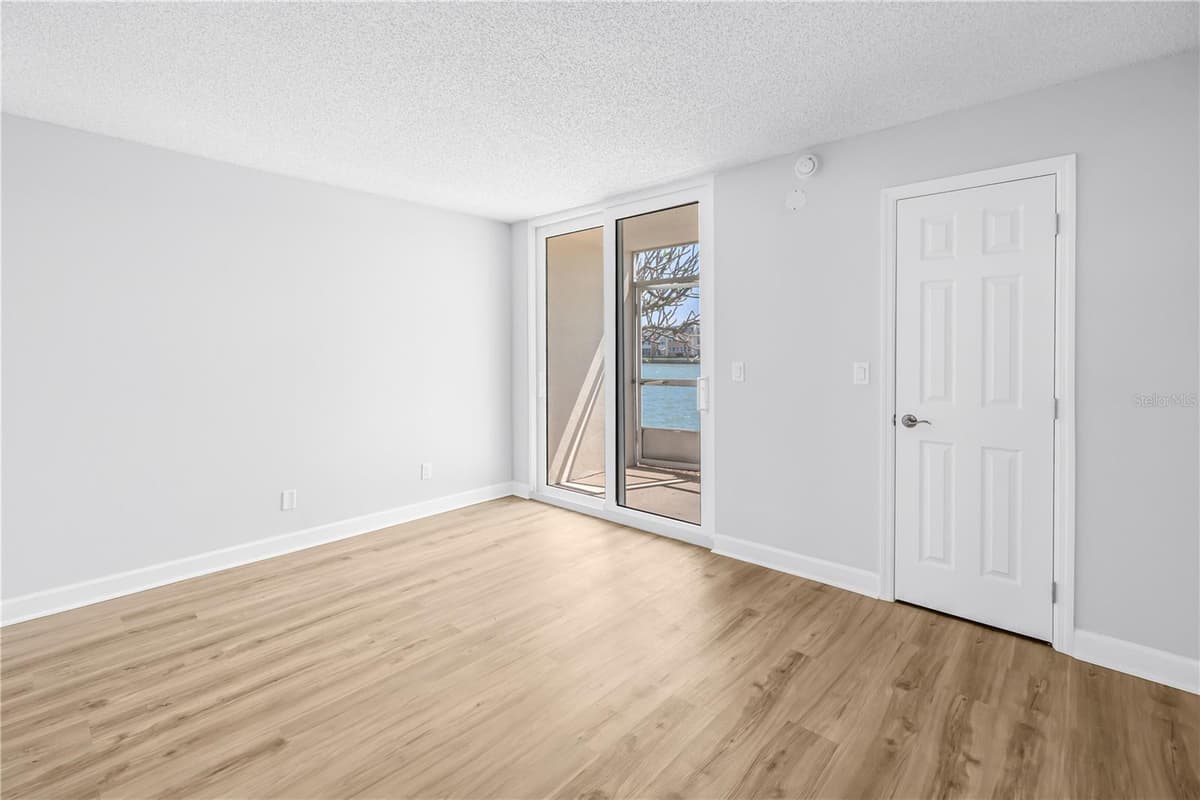 7625 SUN ISLAND DRIVE — photo 13 of 50