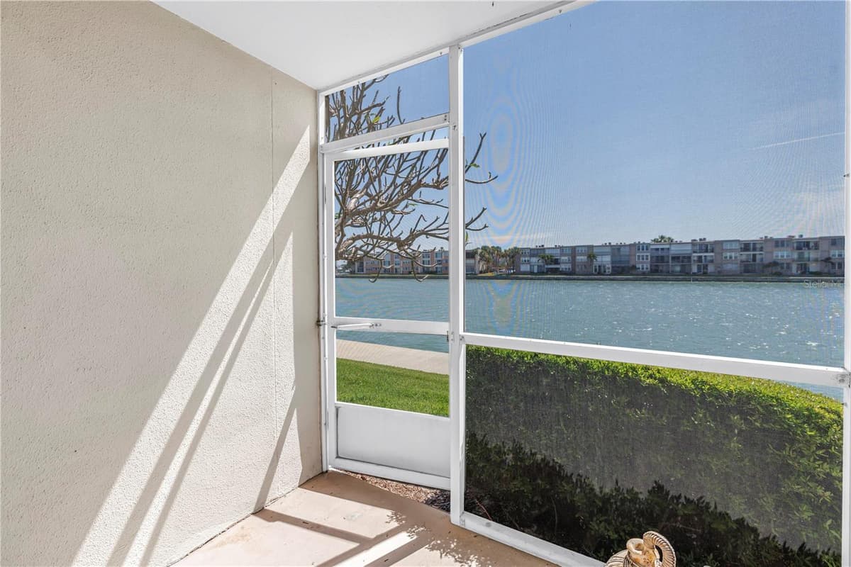 7625 SUN ISLAND DRIVE — photo 16 of 50