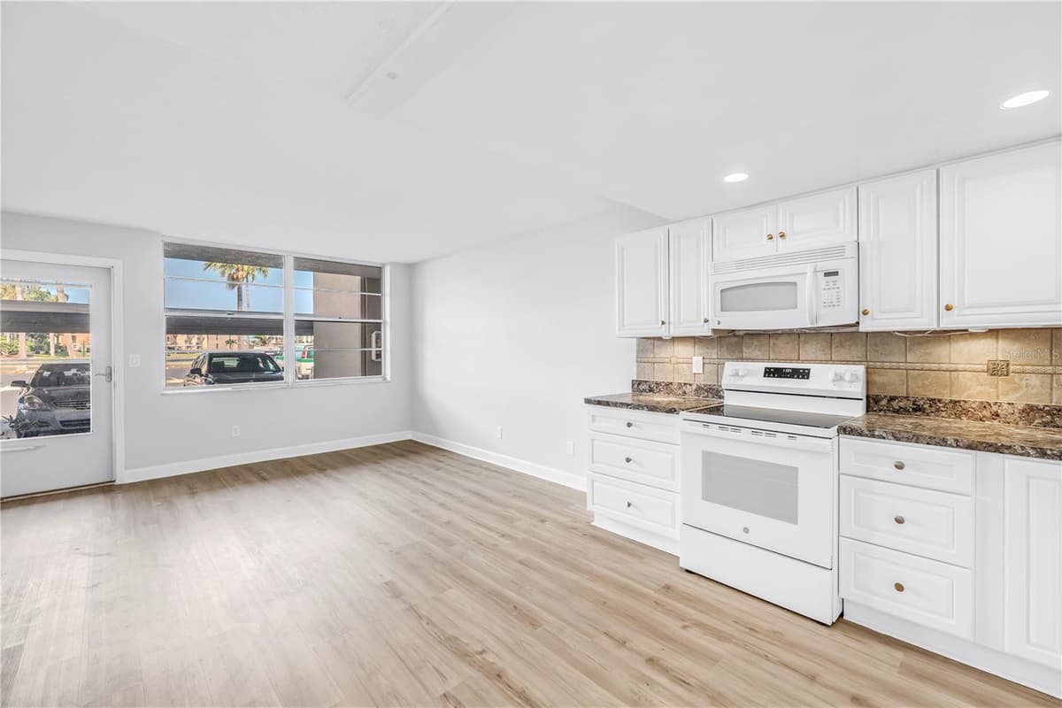 7625 SUN ISLAND DRIVE — photo 6 of 50