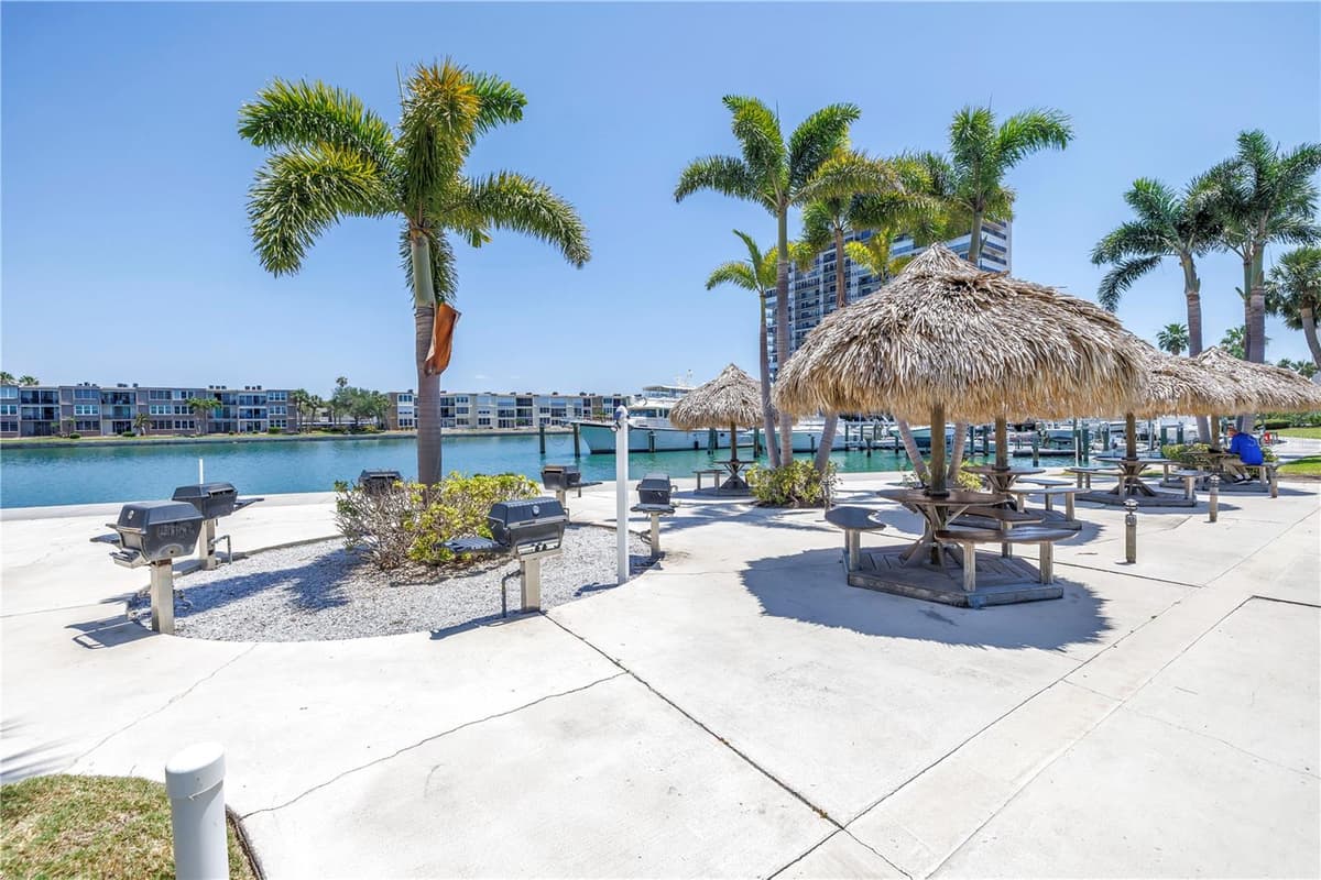 7625 SUN ISLAND DRIVE — photo 21 of 50