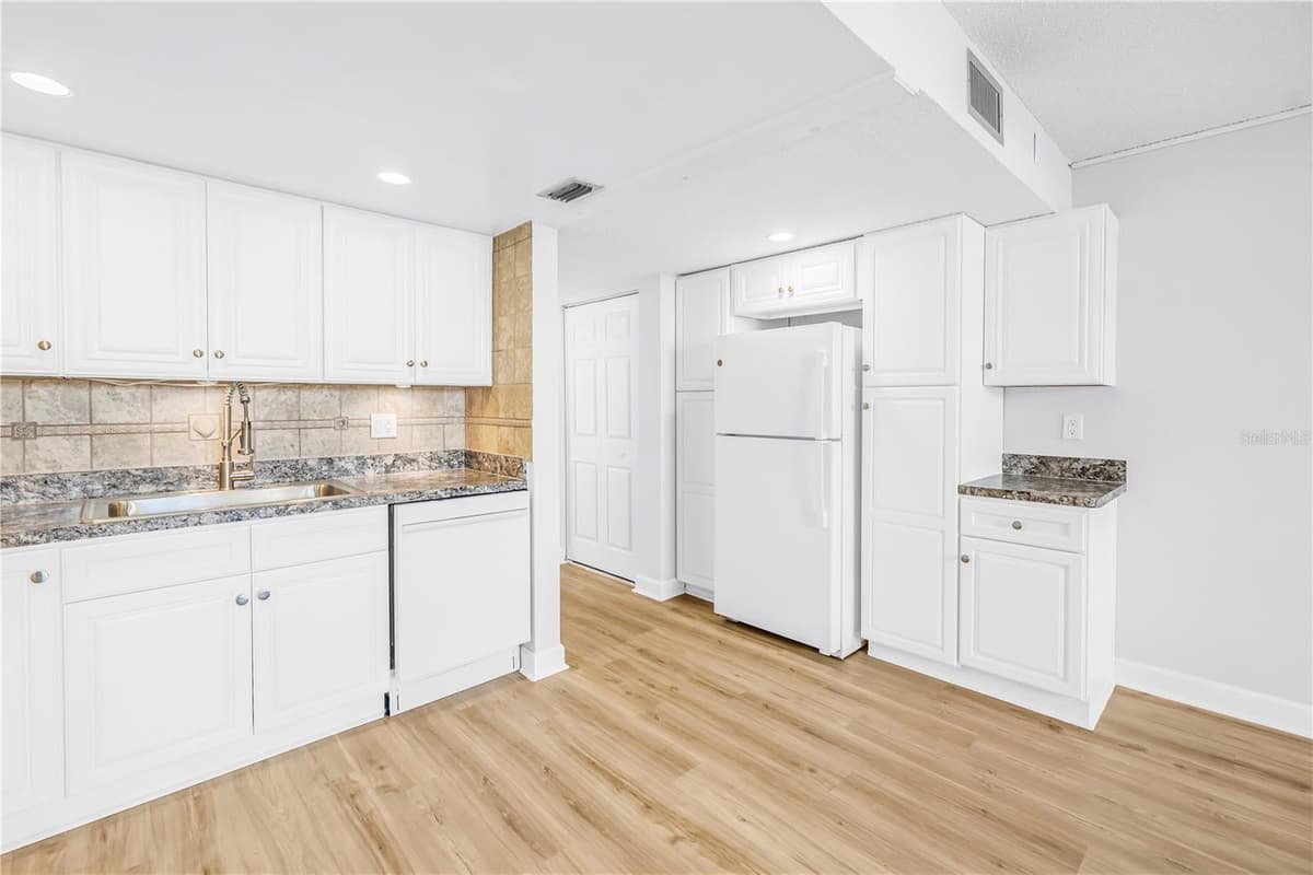 7625 SUN ISLAND DRIVE — photo 5 of 50