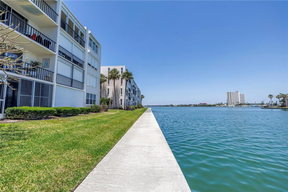 7625 SUN ISLAND DRIVE — photo 22 of 50