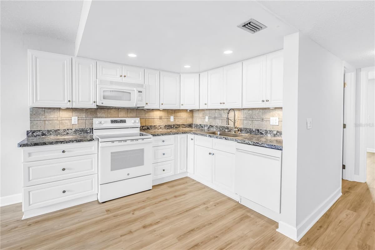 7625 SUN ISLAND DRIVE — photo 4 of 50