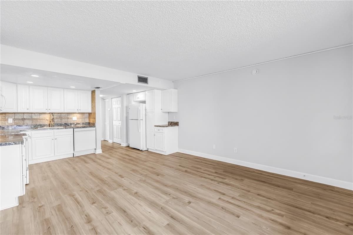 7625 SUN ISLAND DRIVE — photo 8 of 50