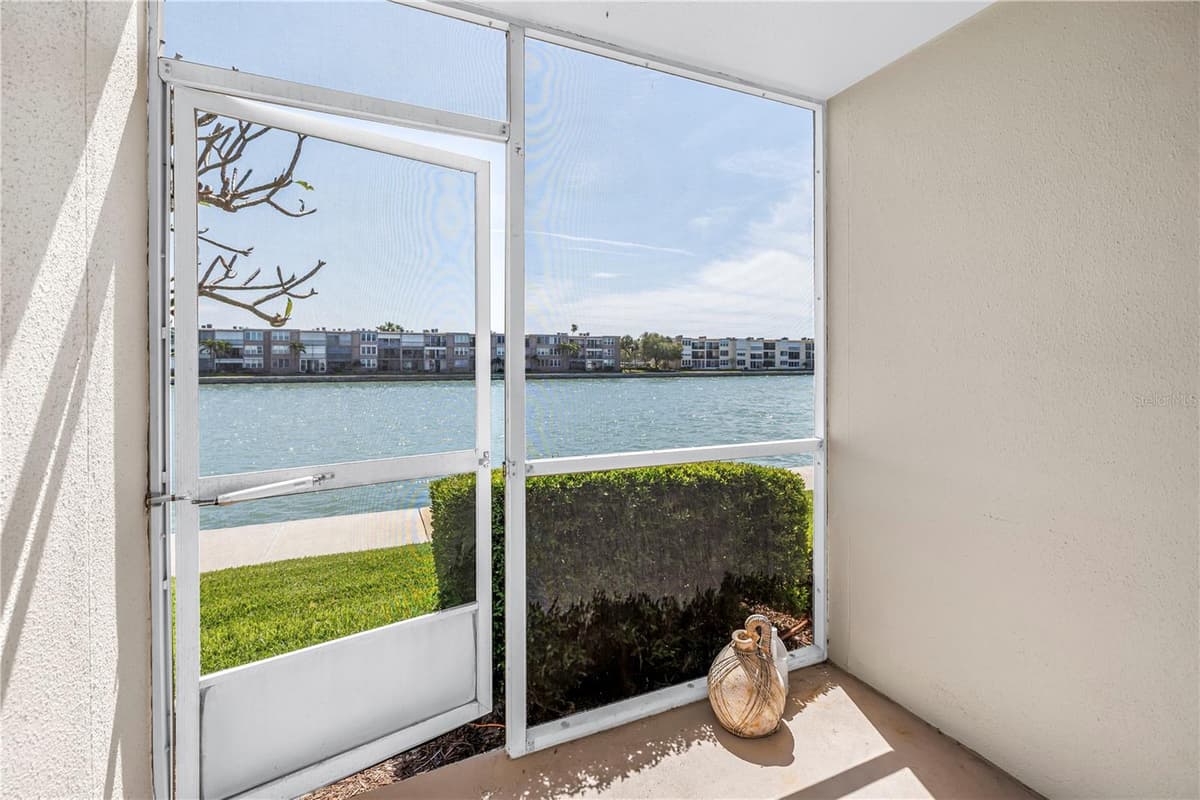 7625 SUN ISLAND DRIVE — photo 3 of 50