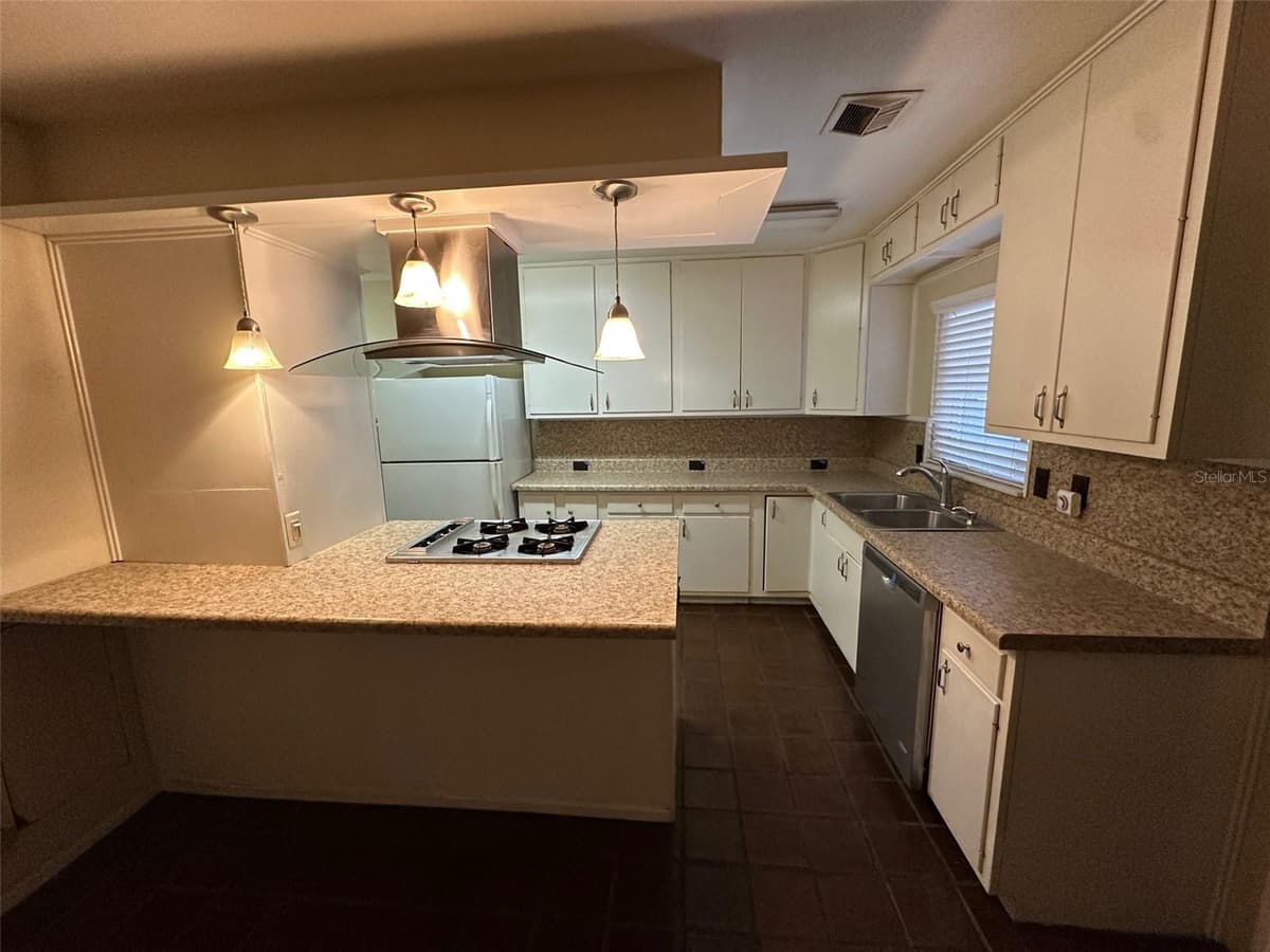 502 AIRPORT BOULEVARD — photo 10 of 21