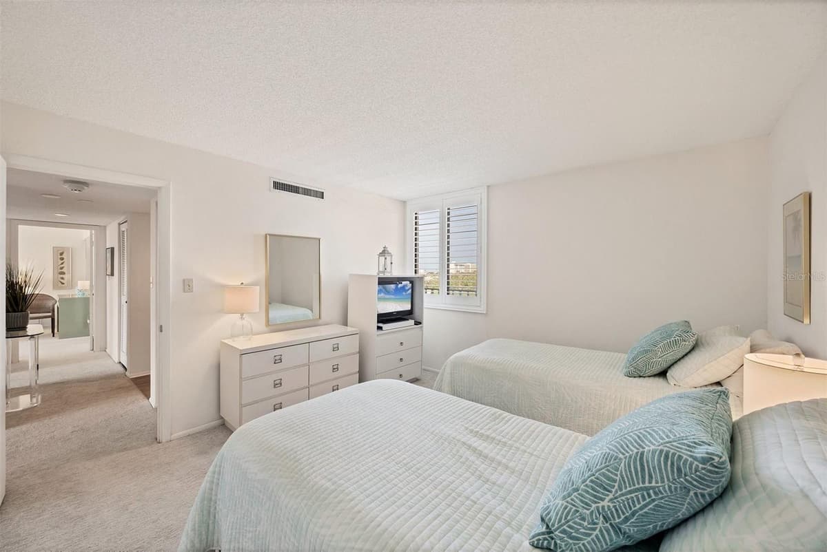 6285 MIDNIGHT PASS ROAD — photo 20 of 51