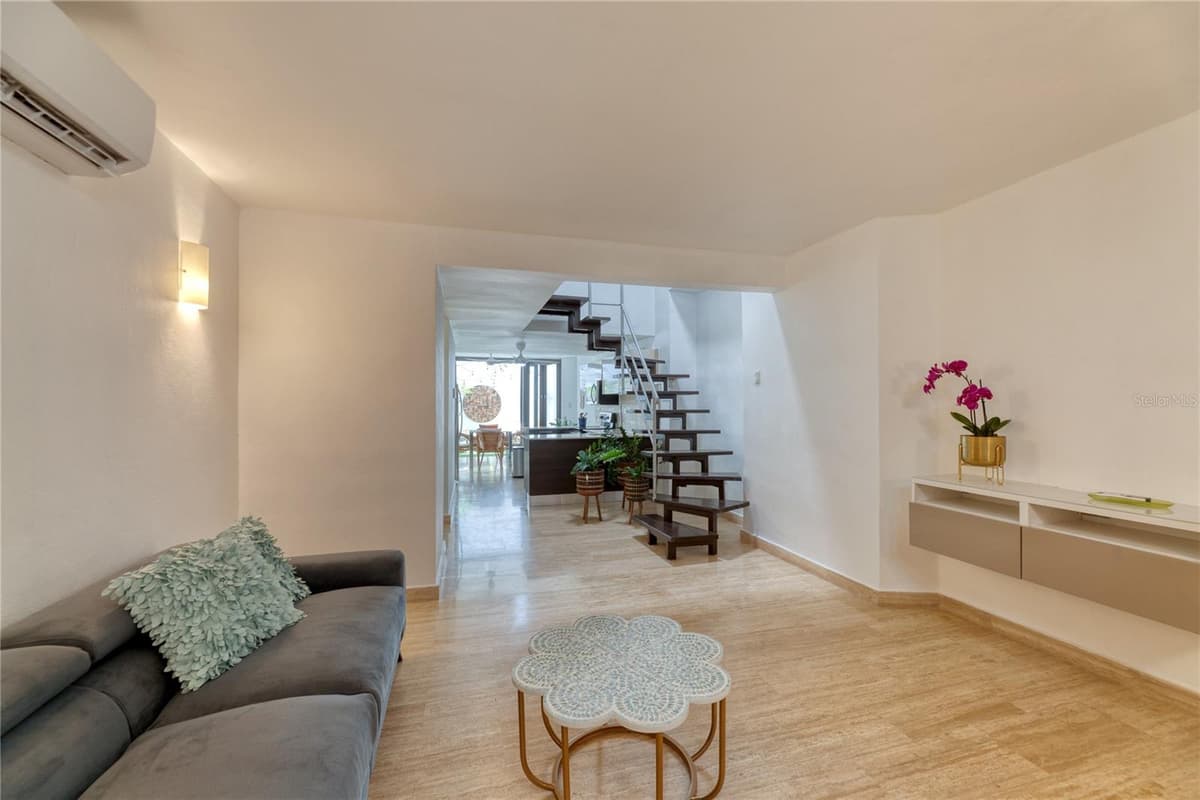 203 FORTALEZA STREET — photo 5 of 18