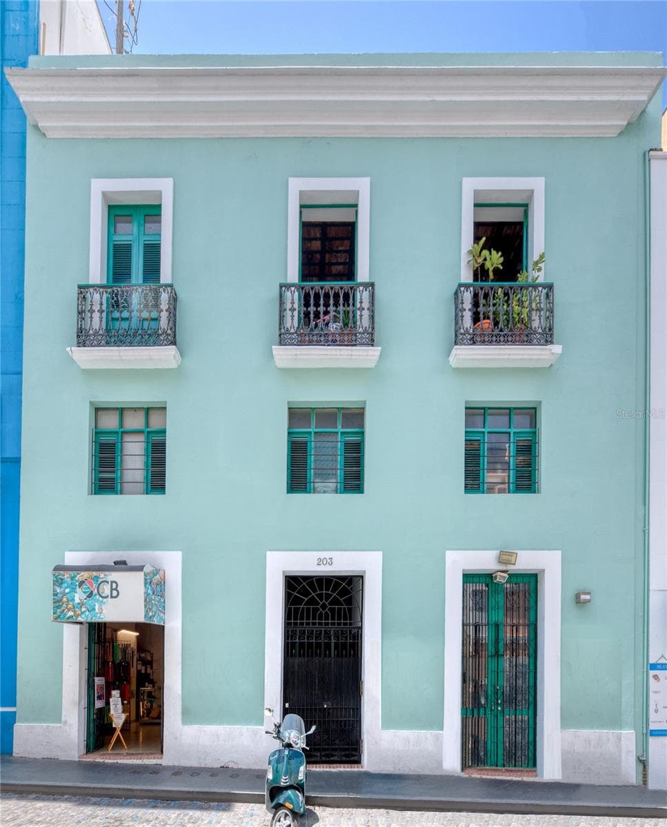203 FORTALEZA STREET — photo 2 of 18
