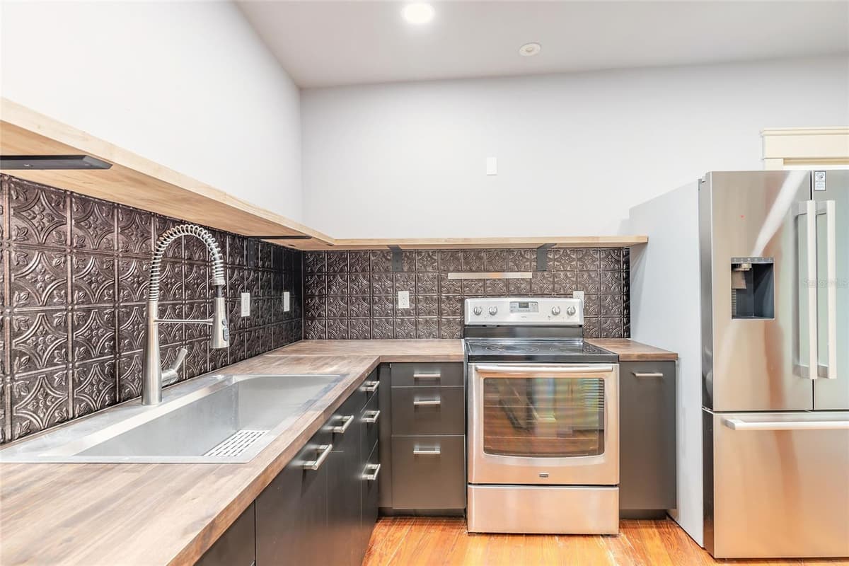1112 RIVERSIDE DRIVE — photo 42 of 56