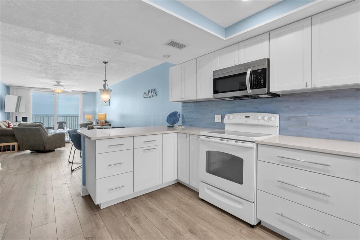 18650 GULF BOULEVARD — photo 12 of 41
