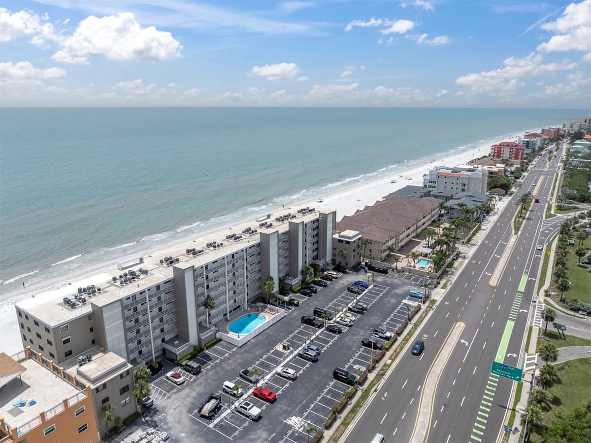18650 GULF BOULEVARD — photo 37 of 41