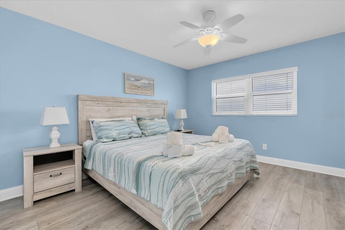 18650 GULF BOULEVARD — photo 17 of 41