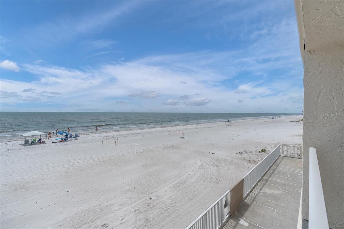 18650 GULF BOULEVARD — photo 28 of 41