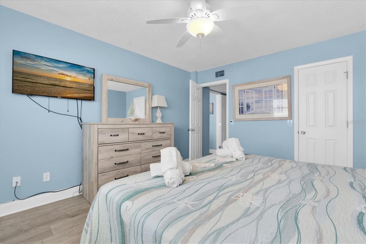 18650 GULF BOULEVARD — photo 16 of 41
