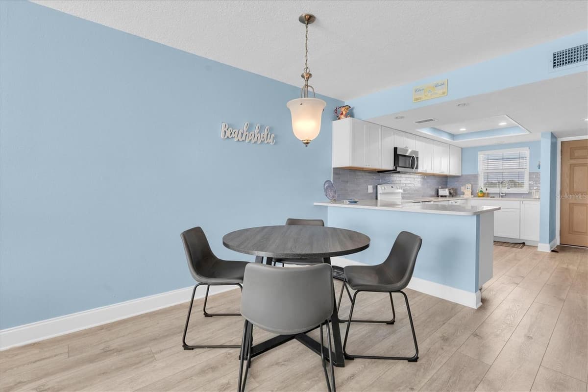 18650 GULF BOULEVARD — photo 14 of 41