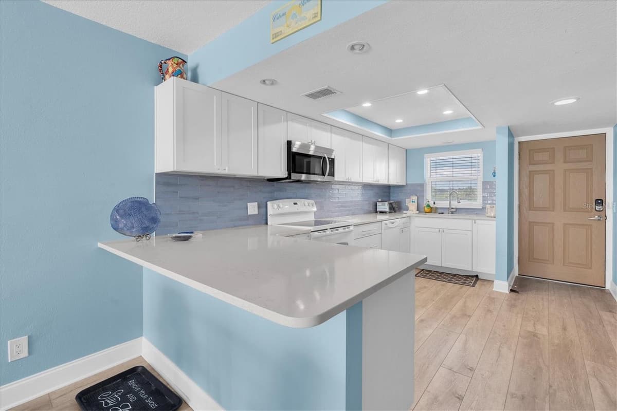 18650 GULF BOULEVARD — photo 9 of 41