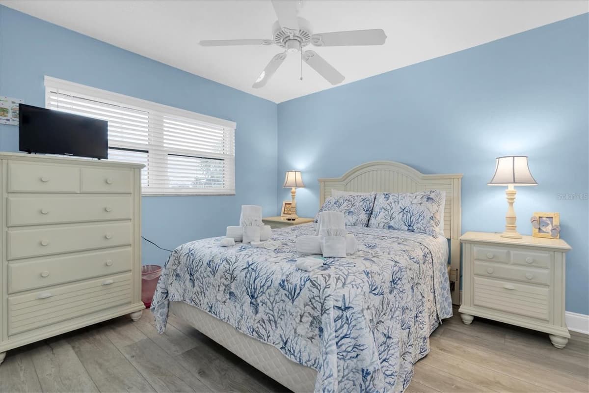 18650 GULF BOULEVARD — photo 21 of 41