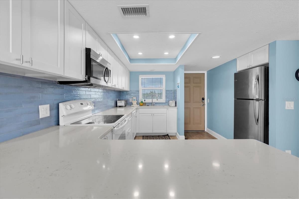 18650 GULF BOULEVARD — photo 10 of 41