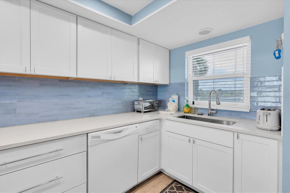 18650 GULF BOULEVARD — photo 11 of 41