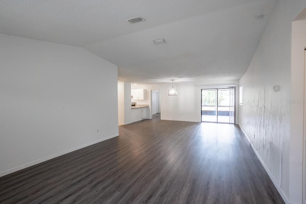 13 WHITTINGTON DRIVE — photo 3 of 30