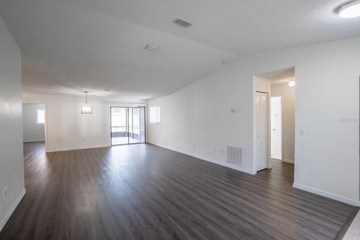 13 WHITTINGTON DRIVE — photo 4 of 30