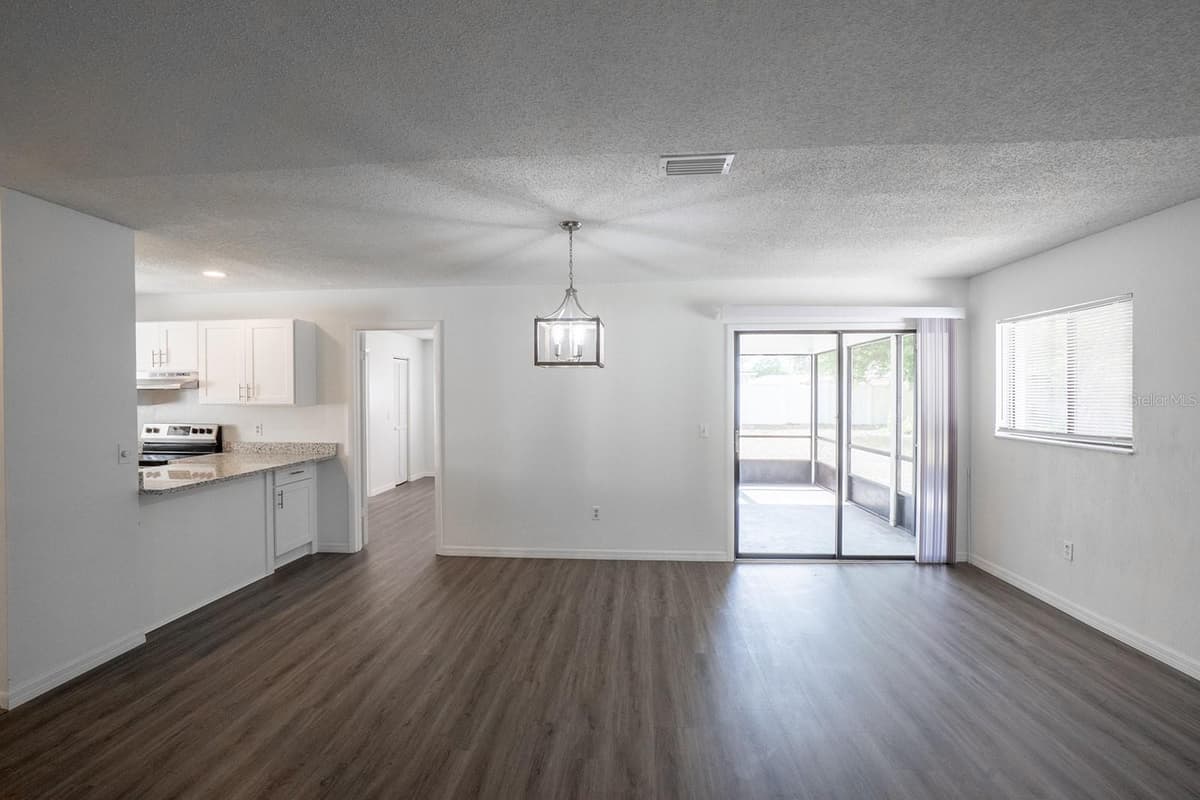 13 WHITTINGTON DRIVE — photo 8 of 30