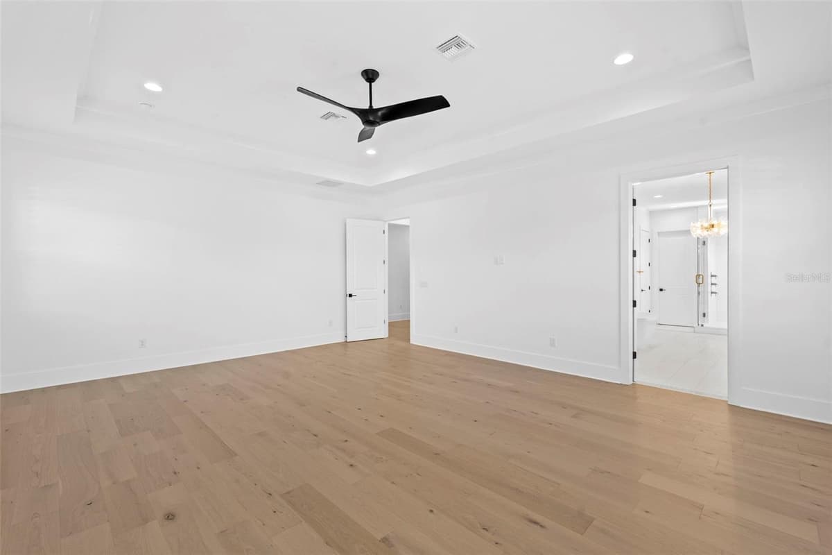 690 GENEVA PLACE — photo 14 of 27