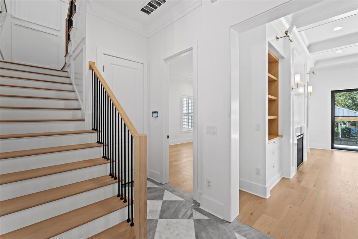 690 GENEVA PLACE — photo 2 of 27