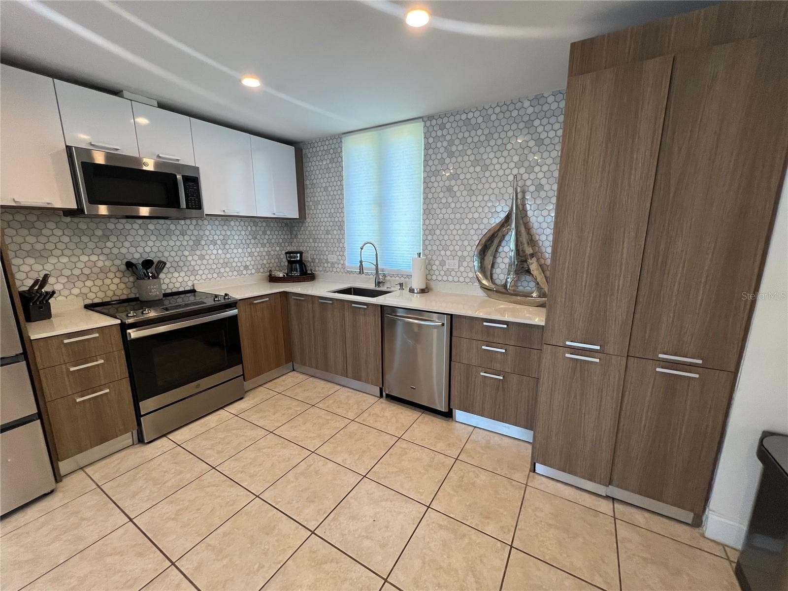 200 OCEAN DRIVE — photo 13 of 28