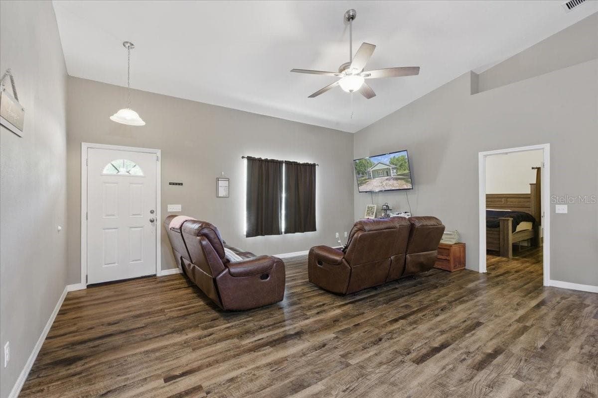 1180 HOUGH STREET — photo 2 of 35