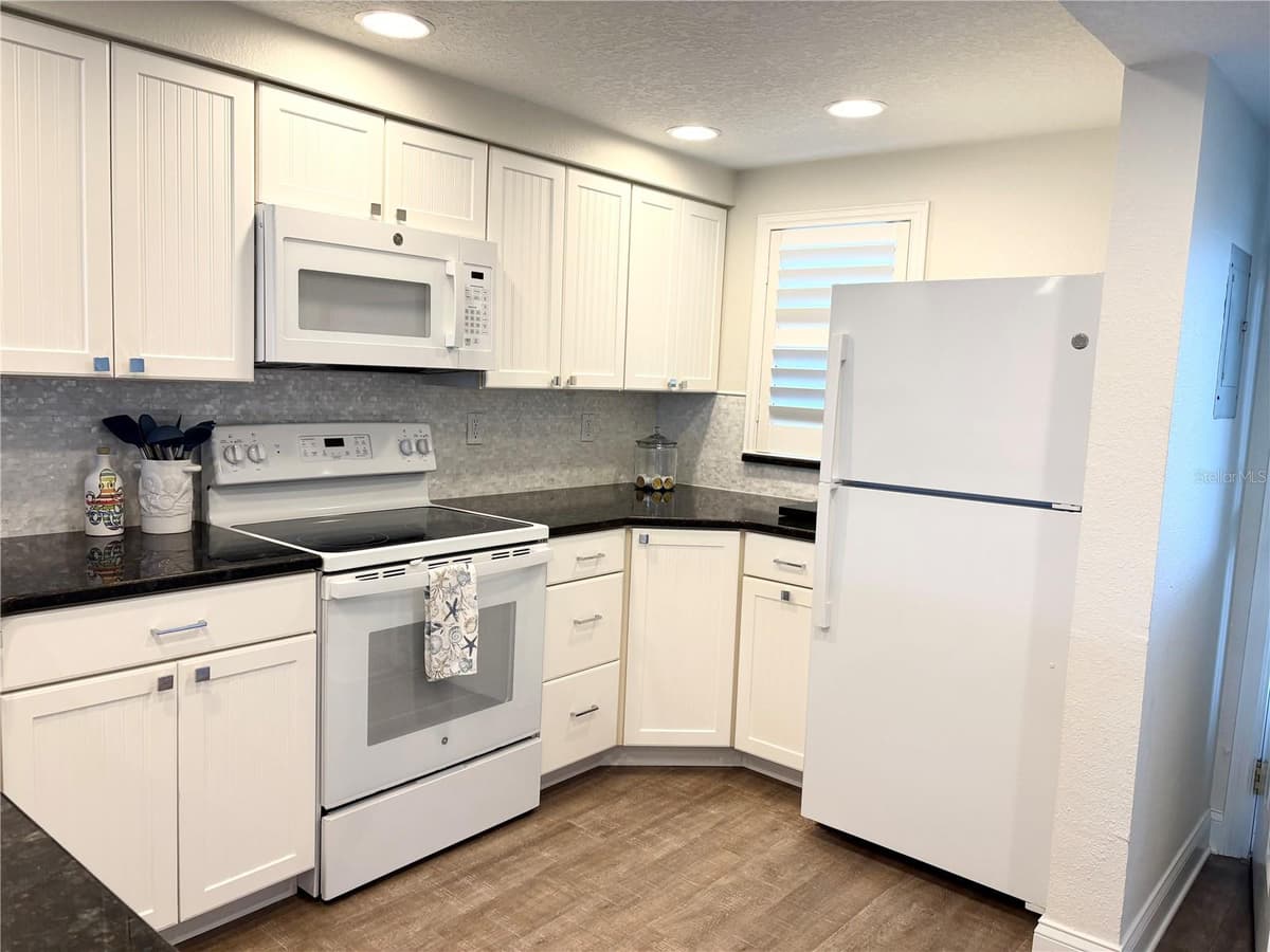 2100 PENINSULA AVENUE — photo 10 of 48