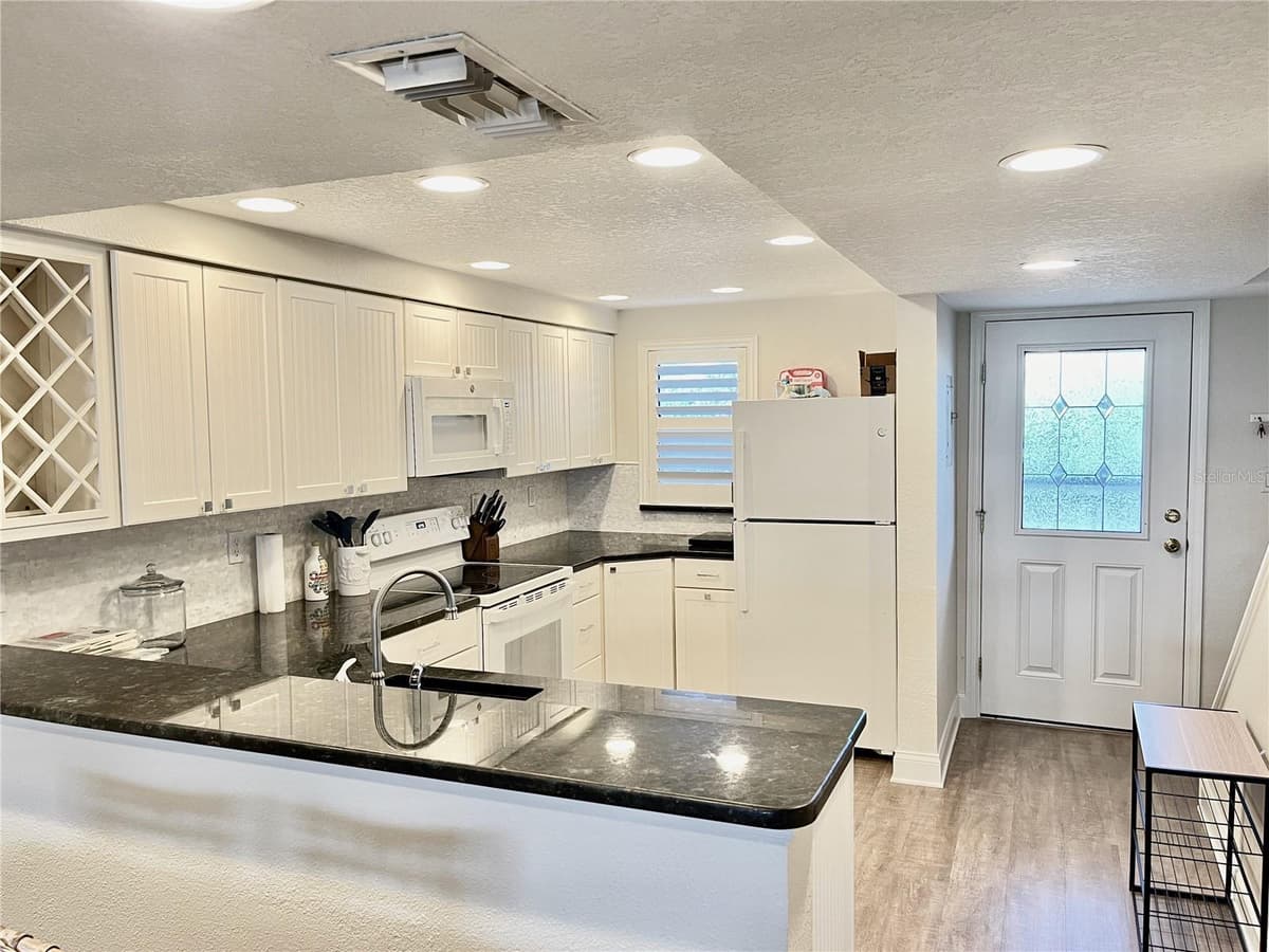 2100 PENINSULA AVENUE — photo 9 of 48