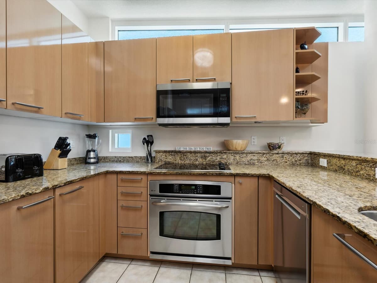 6512 MIDNIGHT PASS ROAD — photo 15 of 53
