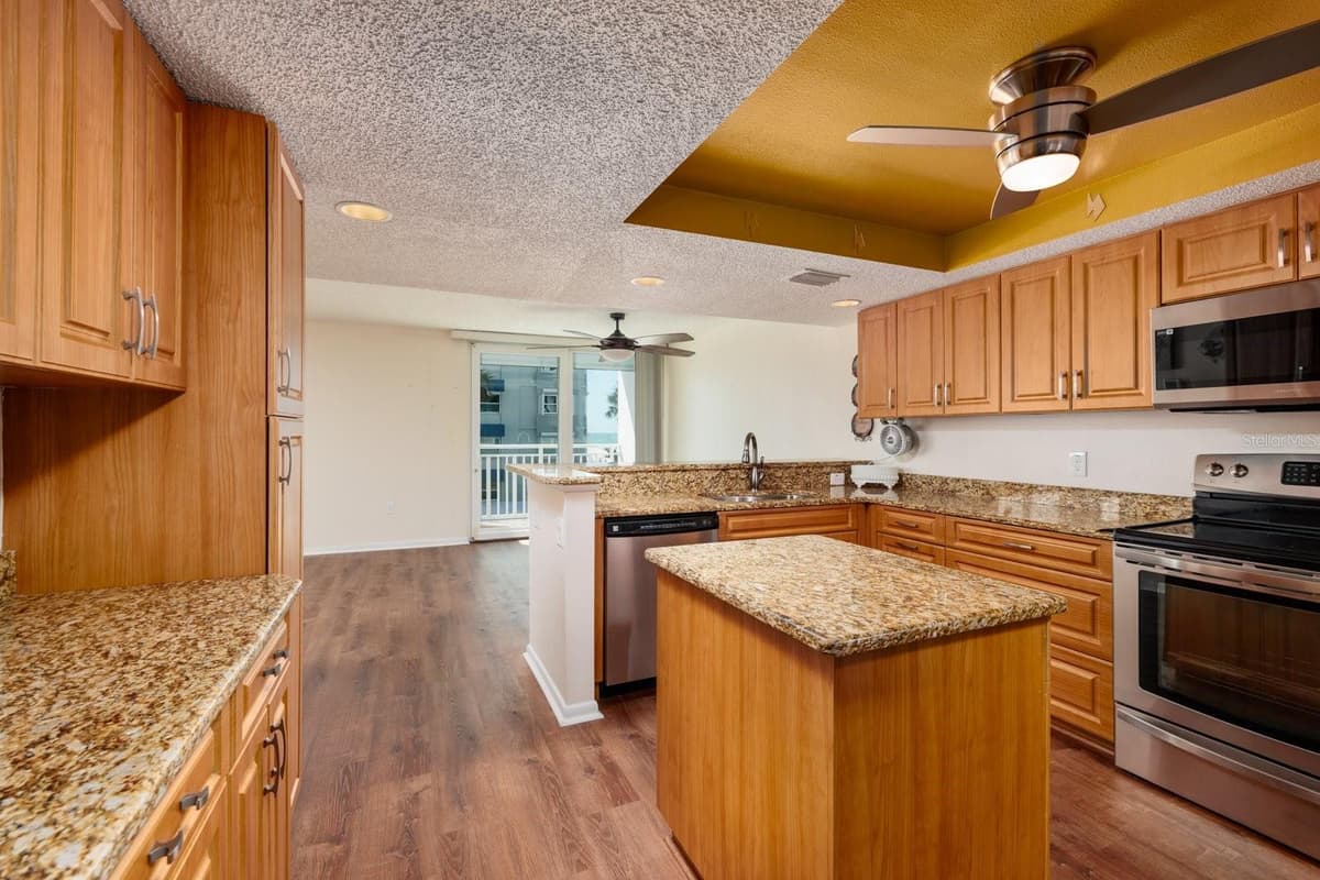 17408 GULF BOULEVARD — photo 10 of 49
