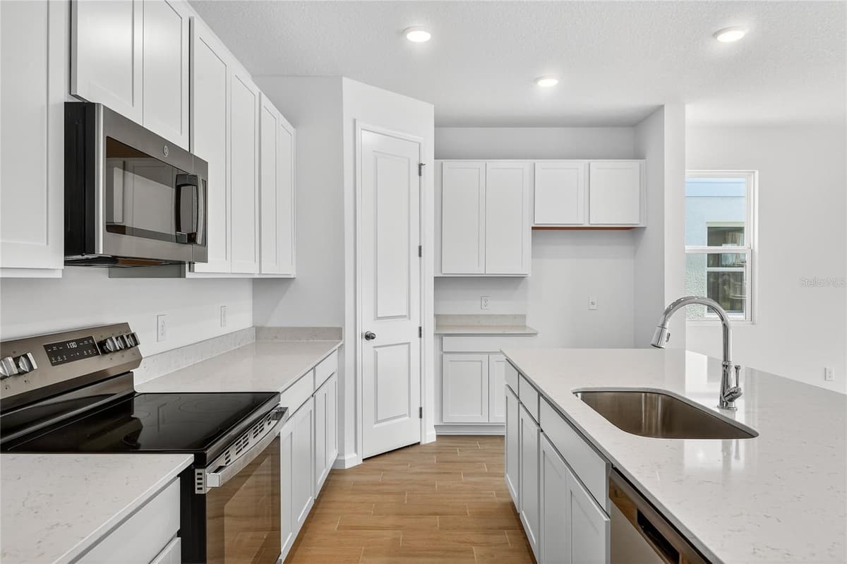 729 LAKE DELL AVENUE — photo 5 of 19