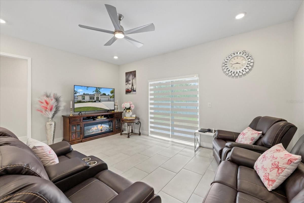 19212 SUNLAKE BOULEVARD — photo 11 of 31