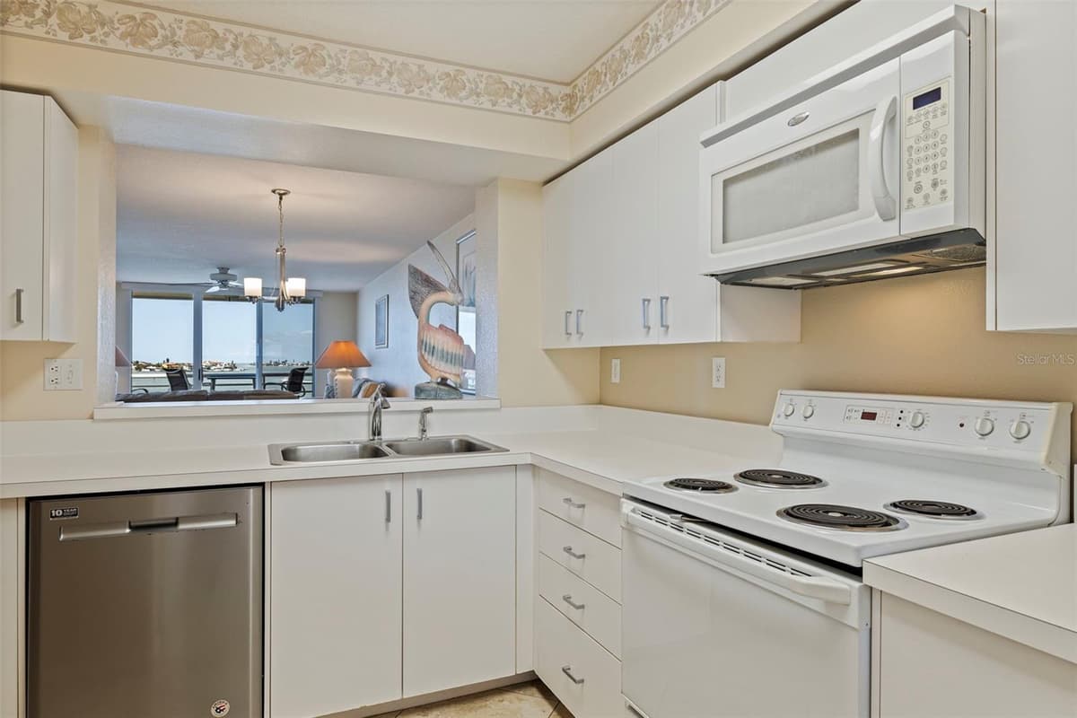 6105 BAHIA DEL MAR CIRCLE — photo 11 of 38