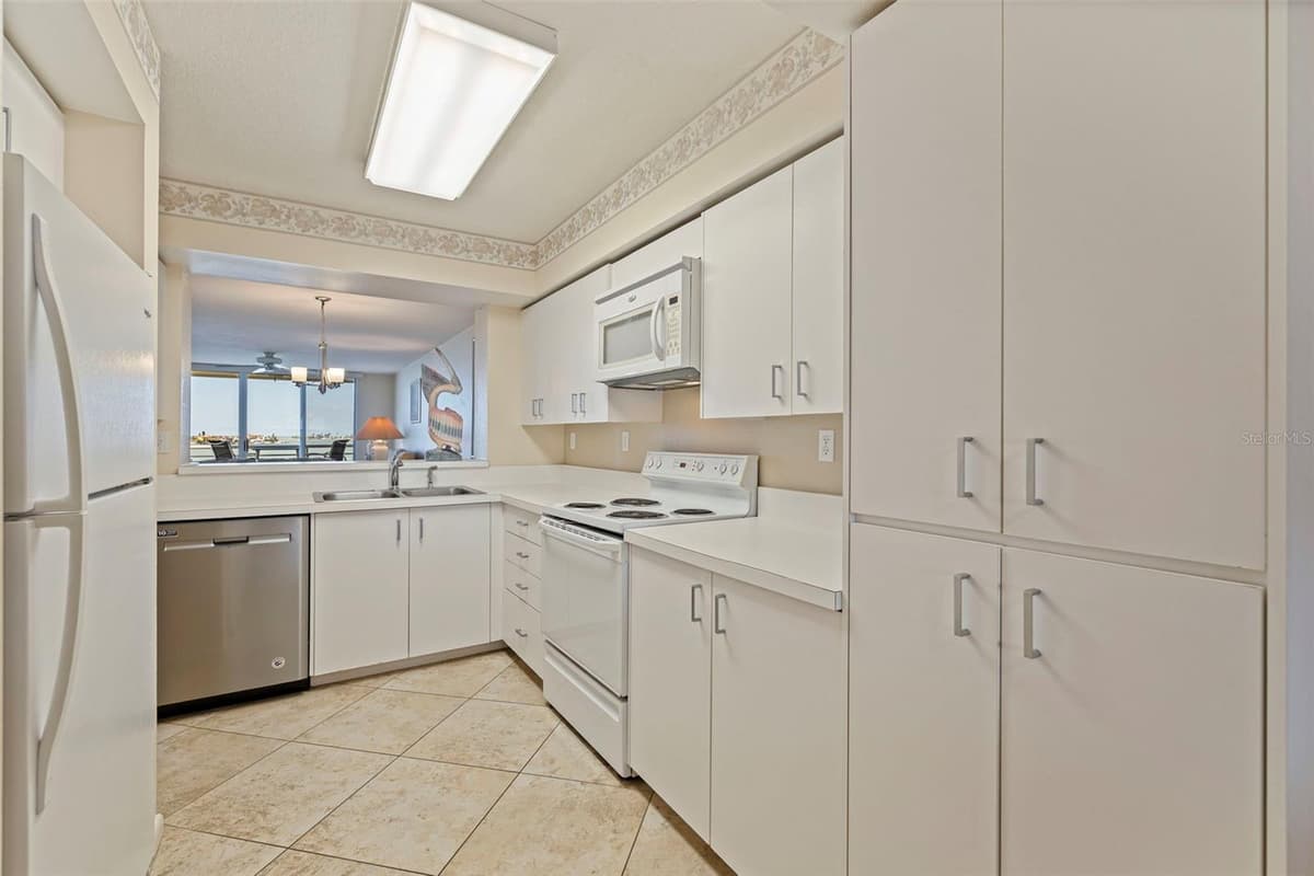 6105 BAHIA DEL MAR CIRCLE — photo 10 of 38