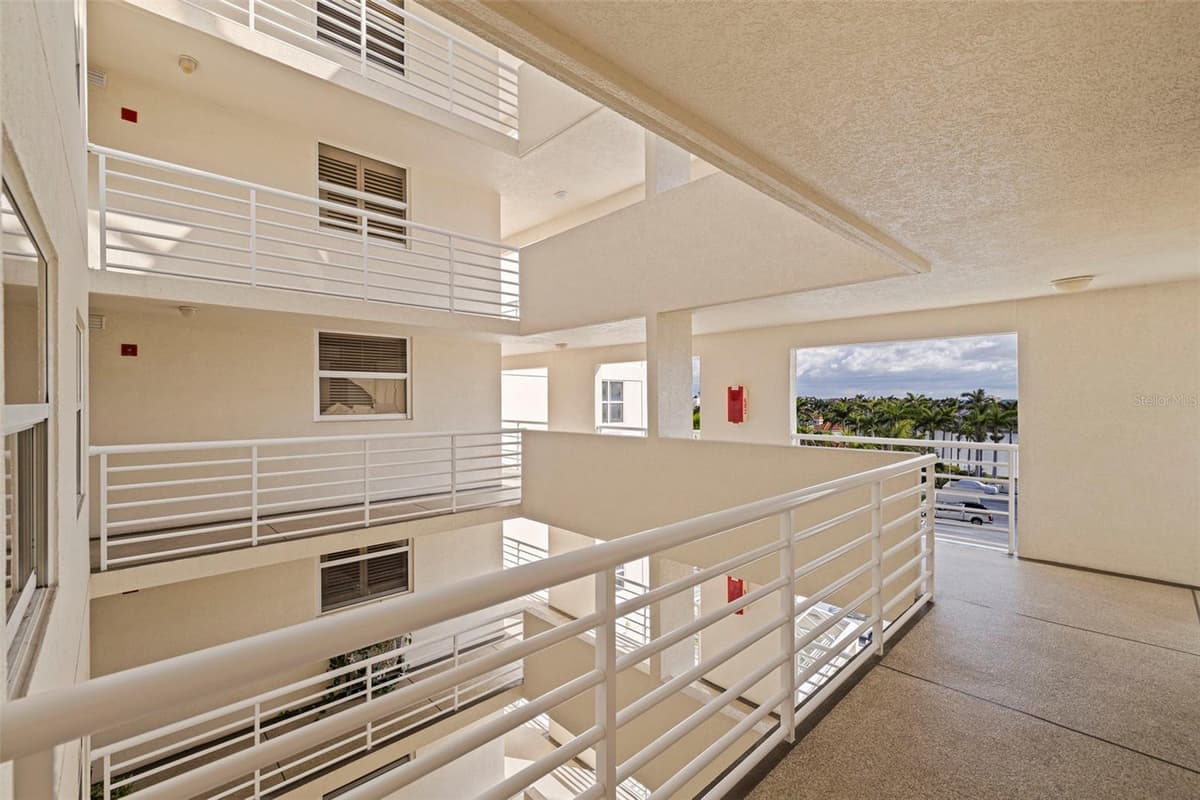 6105 BAHIA DEL MAR CIRCLE — photo 26 of 38