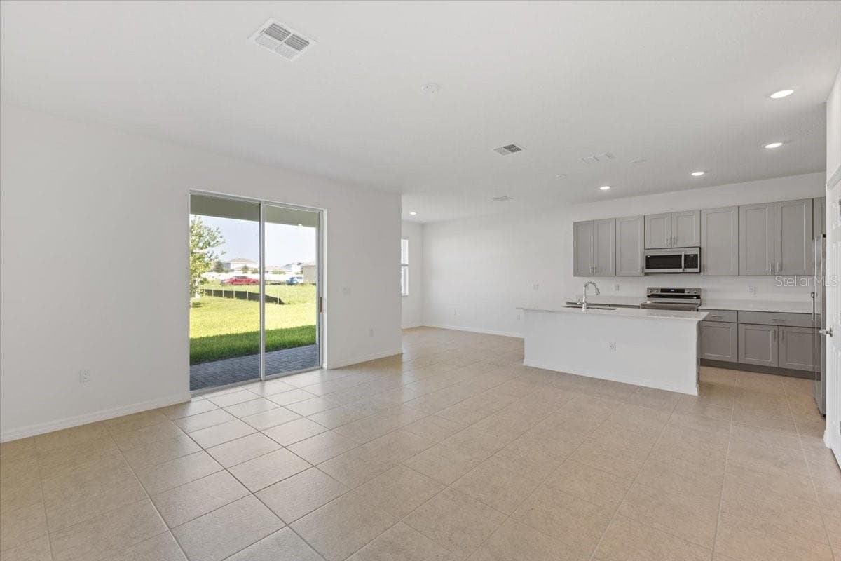 519 SILVER PALM DRIVE — photo 7 of 15
