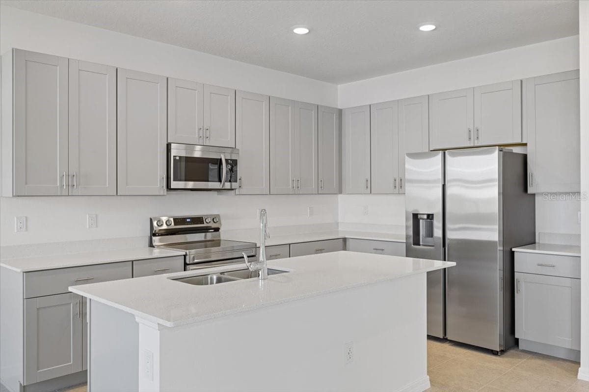 519 SILVER PALM DRIVE — photo 2 of 15